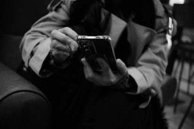 Elinde cep kamerası olan bir kadın.