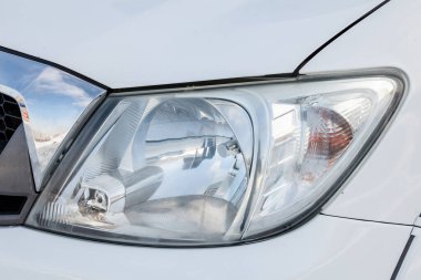 Novosibirsk, Rusya - 02.19.2023: Toyota Hilux kamyonetin beyaz renkli ön farları 