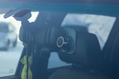 Araba güvenlik kamerası video kaydedicisi yoldaki sürüş güvenliği için. Ekran ve kameralı DVR araba dikiz aynası.