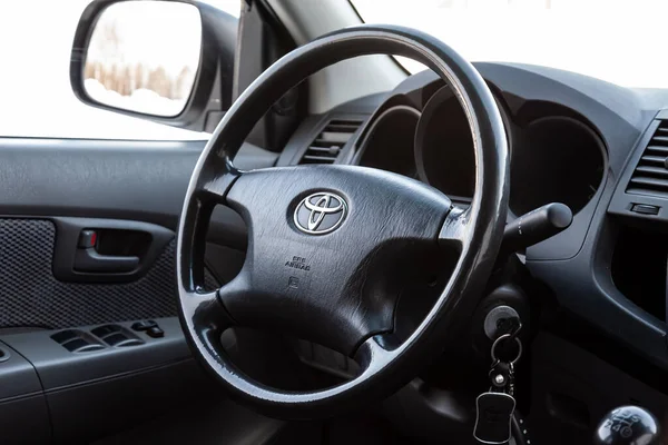 Novosibirsk Rusya 2023 Toyota Hilux Kamyonetin Içi Gösterge Paneli Direksiyon — Stok fotoğraf