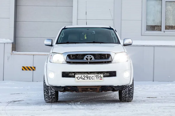 Novosibirsk Russia 2023 Toyota Hilux Pick Colore Bianco Sulla Neve — Foto Stock
