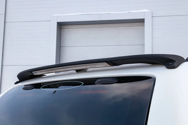 Yarış Sırasında Arabanın Aerodinamiklerini Geliştirmek Için Arka Camında Plastik Spoyler — Stok fotoğraf