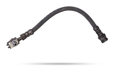 Fotoğraf stüdyosunun beyaz izole edilmiş arka planında fren hortumu kullanılmış. Yüksek basınçlı kol ve silindirlere bağlanmak için iki metal uç. Bir araba servisinde yedek parça.