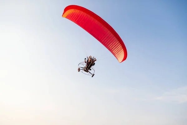 Een Rode Gemotoriseerde Paraglider Blauwe Lucht Vliegt Met Twee Passagiers — Stockfoto