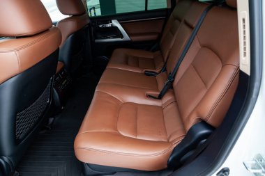 Araba arka yolcu koltuğunda. Modern prestijli arabanın kahverengi iç mimarisi. Direksiyon paneli olan ön koltuklar. Yıkama ve temizlemeden sonra.