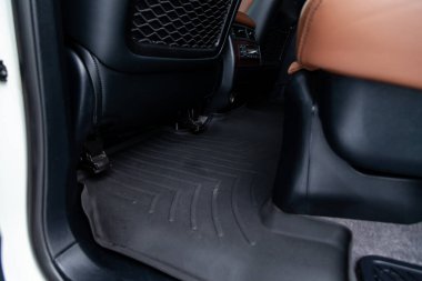 Kuru temizleme aracı için atölyedeki arka koltuğun altında siyah lastik paspaslar var. Otomobil servis endüstrisi. Sedan 'ın içi..