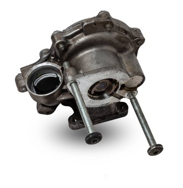 Metal otomobil pompası beyaz arka planda su pompasının motorunu soğutmak için. Hurdalıktaki araba motoru için yedek parça konsepti