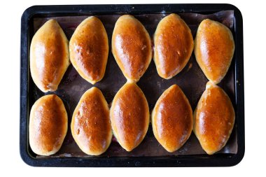 Rus eti piroshki. Ahşap arka planda geleneksel el mini turtaları. Kırsal stil, yakın çekim. Geleneksel Rus köfteleri genellikle büyükanneler tarafından yapılır..