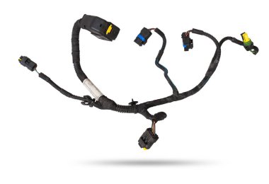 Arabanın elektrik kablolarında konnektörleri olan farklı renkte mat kablolardan oluşan bir kablo. Tedarikçinin çalışmasında internet hattı.