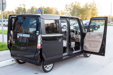 Pavlodar, Kazakistan - 08.03.2022: Honda N-Box kei araba dış görünüş kentsel stil arka planda açılan sürgülü kapılar büyük şehir jo.