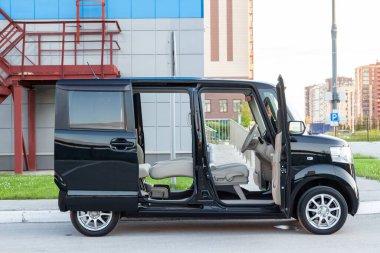 Pavlodar, Kazakistan - 08.03.2022: Honda N-Box kei araba dış görünüş kentsel stil arka planda açılan sürgülü kapılar büyük şehir jo.