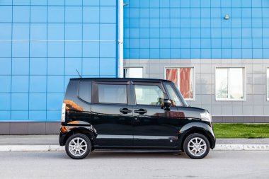 Pavlodar, Kazakistan - 08.03.2022: Honda N-Box kei araba dış görünüş kentsel stil arka plan jo büyük şehir.
