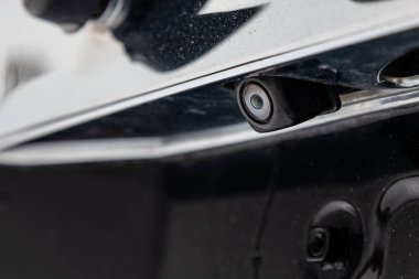 Aracın tamir atölyesini temizledikten sonra çok pahalı bir siyah SUV 'un bagajında dikiz kamerası olan yakın plan iç görüntü. Otomobil servis endüstrisi. Güvenlik sürücüsü.