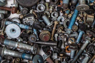 Sürgülerin arka planı, farklı uzunlukta ve ipliklerden oluşan fındıklar. Endüstri ve üretim.