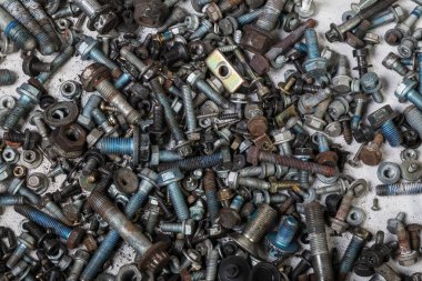 Sürgülerin arka planı, farklı uzunlukta ve ipliklerden oluşan fındıklar. Endüstri ve üretim.