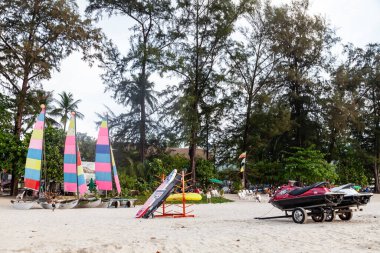 Tayland, Patong - 03.27.23: Tayland Patong ve Phuket plajında kalan turistler için jet ski ve katamaranlar.