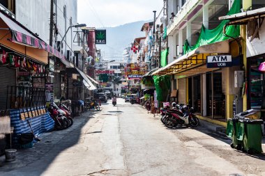 Tayland, Patong - 03.28.23: Phuket 'te sıcak bir yaz gününde motosiklet trafiği