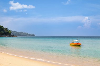 Choeng Thale şehrindeki güzel Surin plajı, Phuket, Tayland beyaz kum, turkuaz su ve palmiye ağaçları ile