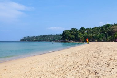Choeng Thale şehrindeki güzel Surin plajı, Phuket, Tayland beyaz kum, turkuaz su ve palmiye ağaçları ile