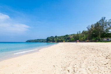 Choeng Thale şehrindeki güzel Surin plajı, Phuket, Tayland beyaz kum, turkuaz su ve palmiye ağaçları ile
