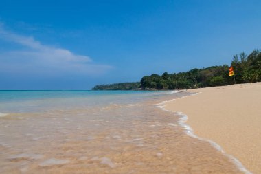 Choeng Thale şehrindeki güzel Surin plajı, Phuket, Tayland beyaz kum, turkuaz su ve palmiye ağaçları ile