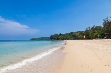 Choeng Thale şehrindeki güzel Surin plajı, Phuket, Tayland beyaz kum, turkuaz su ve palmiye ağaçları ile