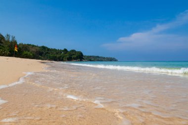 Choeng Thale şehrindeki güzel Surin plajı, Phuket, Tayland beyaz kum, turkuaz su ve palmiye ağaçları ile