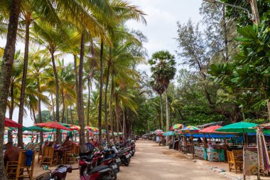 Tayland, choeng thale - 03.28.23: Tayland adasının deniz kıyısındaki Surin Beach boyunca sokak kafeleri.