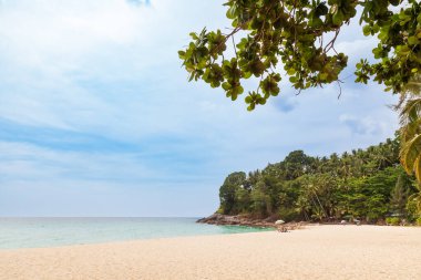 Choeng Thale şehrindeki güzel Surin plajı, Phuket, Tayland beyaz kum, turkuaz su ve palmiye ağaçları ile