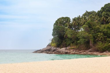 Choeng Thale şehrindeki güzel Surin plajı, Phuket, Tayland beyaz kum, turkuaz su ve palmiye ağaçları ile