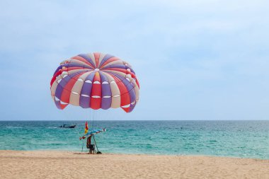 Choeng Thale şehrindeki güzel Surin Sahili, Phuket, Tayland Renkli paraşüt beyaz kum, turkuaz su ve palmiye ağaçları