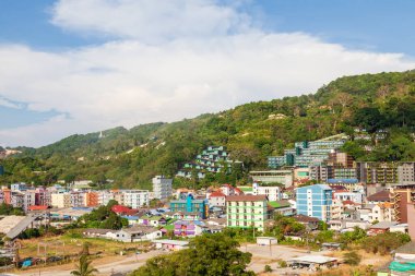 Tayland, Patong - 03.29.23: Patong şehrinin Tayland 'daki Phuket Adası' nın çatısından turistler için oteller ve binalar.