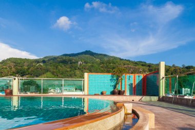 Phuket Adası, Tayland 'daki Patong Sahili' nde otelin terasında havuz var.