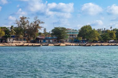 Tayland 'daki Rawai plajı Phuket adasında kıyıya demirlemiş uzun ipleri olan eski balıkçı ahşap tekneleriyle.