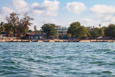 Tayland 'daki Rawai plajı Phuket adasında kıyıya demirlemiş uzun ipleri olan eski balıkçı ahşap tekneleriyle.