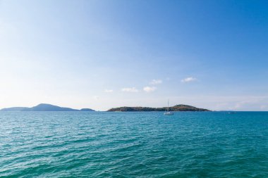 Tayland 'da Phuket Adası manzaralı bir yer. Rıhtım rawai plaj adasından. Geniş yeşil su ve yatı var.
