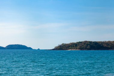 Tayland 'da Rawai sahil iskelesinden Ko Bon Adası manzaralı bir yer.