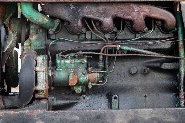 Close Velho Trator Enferrujado Motor Caminhão Com Uma Bateria Gotas — Fotografia de Stock