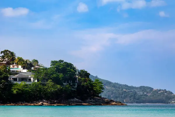 Choeng Thale şehrindeki güzel Surin plajı, Phuket, Tayland beyaz kum, turkuaz su ve palmiye ağaçları ile