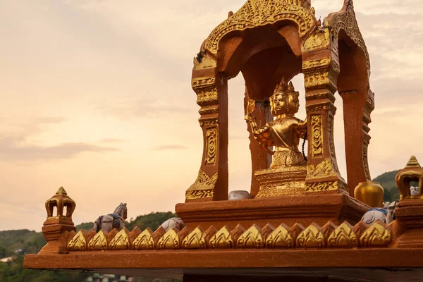 Thailand Patong Altarhaus Mit Goldenen Geistern Auf Dem Dach Eines — Stockfoto