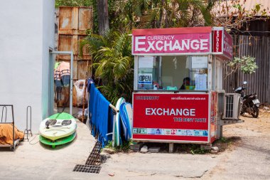 Tayland, Nai Harn plajı - 03.30.23: Tayland 'da Tayland yakınlarındaki döviz bürosu Tayland Baht' la para bozdurmak için.