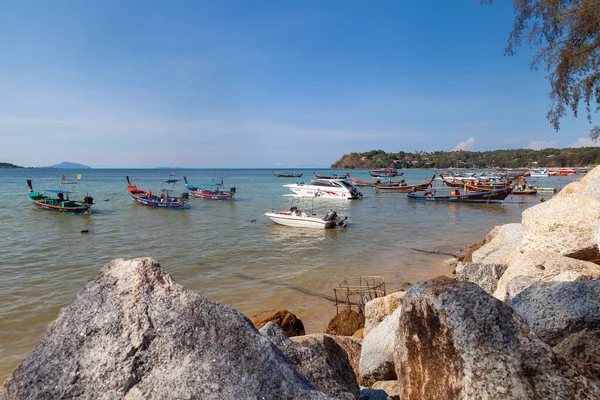 Pier Rawai Ranta Thaimaassa Saarella Phuket Vanhoja Kalastuspuisia Veneitä Pitkillä — kuvapankkivalokuva