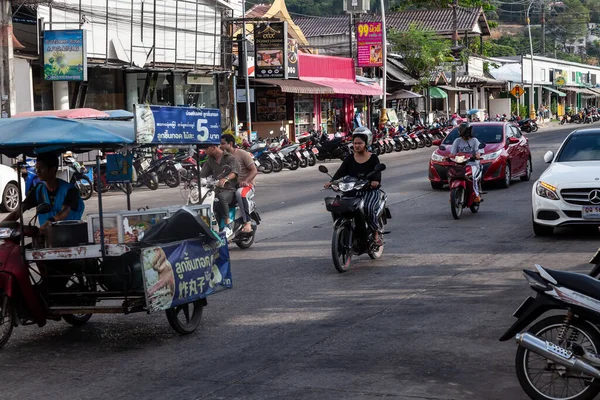 Tailandia Patong Calle Con Tráfico Ciclomotores Caluroso Día Verano Phuket — Foto de Stock