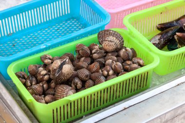 Tayland 'da bir markette kahverengi kabuklu deniz kestanesi sepeti..