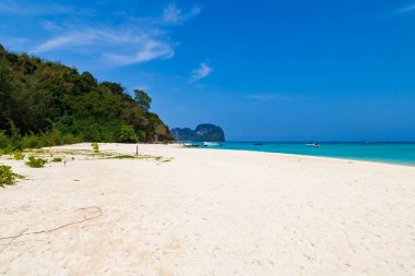 Andaman Denizi 'nde mercan resifleri, berrak su ve yumuşak temiz kumla küçük bir Bambu adası. Tayland, Phuket 'te gezintiye çıkıyoruz. Şnorkel benekleri.