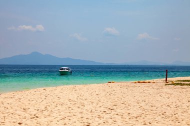 Andaman Denizi 'nde mercan resifleri, berrak su ve yumuşak temiz kumla küçük bir Bambu adası. Tayland, Phuket 'te gezintiye çıkıyoruz. Şnorkel benekleri.
