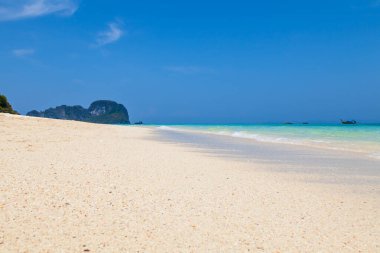 Andaman Denizi 'nde mercan resifleri, berrak su ve yumuşak temiz kumla küçük bir Bambu adası. Tayland, Phuket 'te gezintiye çıkıyoruz. Şnorkel benekleri.