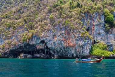 Andaman Denizi 'ndeki Phi Phi Le Adası' ndaki Viking mağaralarında korsanlar hazineler saklıyor. Tayland Phuket Adası 'na seyahat ve gezintiler.