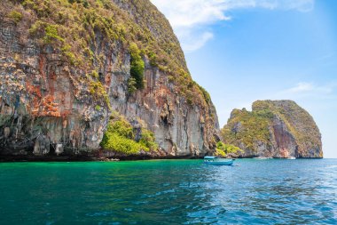 Tayland 'da Philleh adası ve teknesi. Asya 'nın sıcak ülkelerine seyahat.