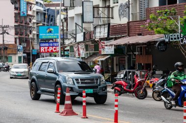 Tayland, Nai harn - 03.31.23: Gri Isuzu Mu7 Kafe yakınlarında